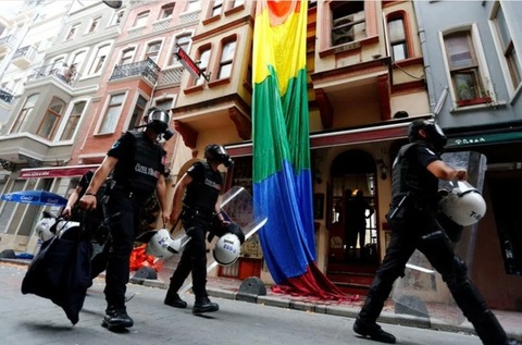 UE, îngrijorată de arestarea a zeci de activişti gay în Turcia, cere Ankarei, candidată la extindere şi membră CoE, ”să promoveze şi garanteze respectarea drepturilor omului şi demnităţii tuturor persoanelor, indiferent de identitatea de gen sau de orient