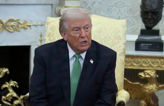Trump afirmă că există o „conspiraţie bolnavă” împotriva IA şi a centrelor de date