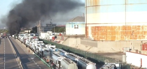 Zeci de pescari francezi blochează un depozit petrolier cu camioane cisternă, la Fos-sur-Mer, din cauza scumpirii carburanţilor