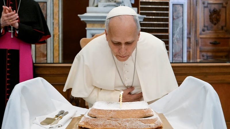 Papa Leon al XVI-lea abrogă, prin decret, la împlinirea vârstei de 71 de ani, scăderea salariilor cardinalilor şi Curiei în timpul pandemiei covid-19. Un cardinal câştigă 4.500-5.000 € pe lună. Salariaţii aşteaptă, după blocarea salariilor în 2008