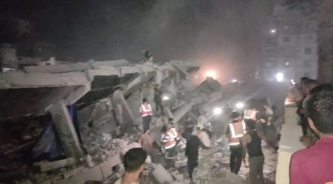 Cel puţin opt, morţi, 15 răniţi şi 60 de dispăruţi în Fâşia Gaza, în urma surpării unui bloc cu şase etaje în vestul oraşului Gaza. Clădirea ”a fost avariată structural de multe atacuri israeliene în timpul Războiului” din Fâşia Gaza, anunţă Apărarea Civi