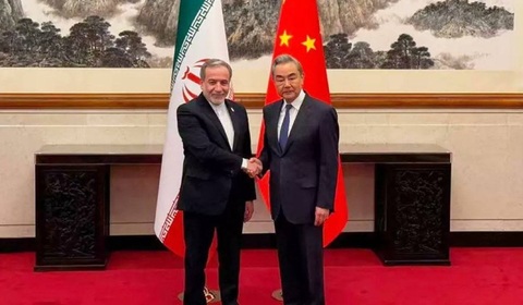 China este pregătită să apere ”drepturile şi interesele legitime” ale Iranului, îi spune, la Beijing, şeful diplomaţiei chineze Wang Yi, omologului său iranian Abbas Araghchi