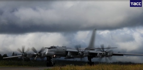 Două bombardiere strategice ruseşti de tip Tu-95MS, înarmate cu rachete de croazieră de tip Kh-101, interceptate şi supravegheate de două avioane norvegiene de vânătoare de tip F-35 în largul Norvegiei