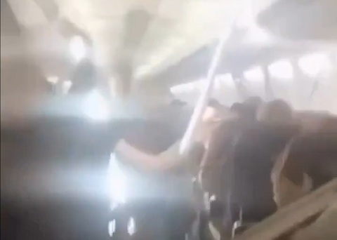 Plafonul unui Boeing 737 aparţinând Sepehran Airlines se surpă peste pasageri, în urma unei aterizări de urgenţă la Mashhad, din cauza exploziei unui pneu şi unor problema la motor din cauza exploziei pneului