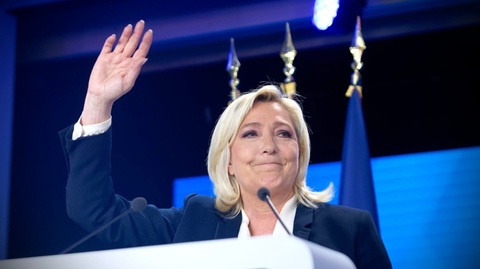 Franţa nu va mai ajuta Ucraina ca în prezent, anunţă şefa extremei drepte franceze, favorită în vederea alegerilor prezidenţiale din 2027. ”Nu putem să spunem că nu există niciun euro pentru indexarea pensiilor, dar că există miliarde pentru contribuţia n