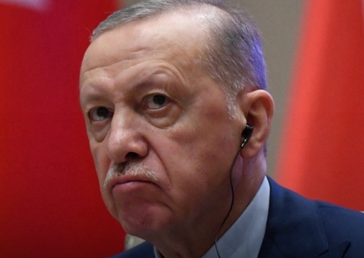 Erdogan vrea să ocolească Constituţia şi să candideze din nou la preşedinţie. Alegeri anticipate vor avea loc la 16 aprilie 2028, dacă o hotărâre în acest sens este luată în Parlament cu 360 de voturi. AKP şi aliaţii săi deţin 326 de mandate