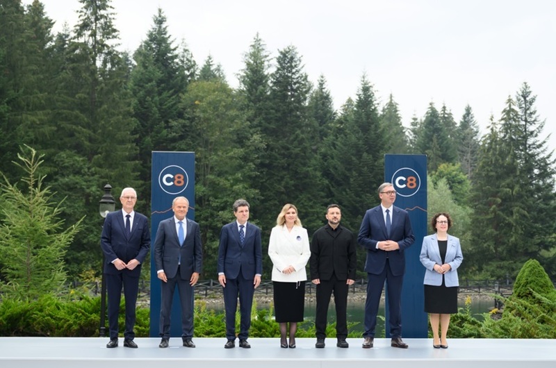 Zelenski inaugurează în Ucraina primul Summit al Carpaților. ”Lansăm un nou format, C8, Cei Opt din Carpați”, din care fac parte România, Serbia, Polonia, Slovacia, Cehia, Austria și UE, o inițiativă a Kievului de consolidare a cooperării economice
