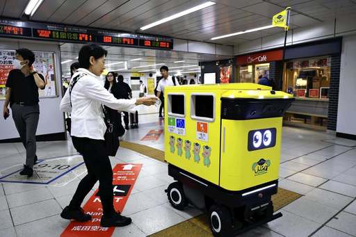Japonia: Pubelele-robot din gara Shinjuku au devenit o nouă atracţie turistică la Tokyo - FOTO

