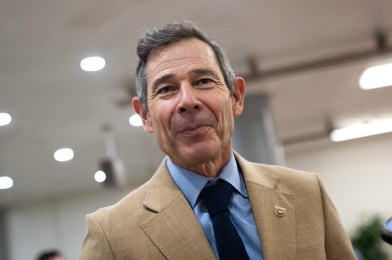 Senatorul republican John Curtis din Utah cere o anchetă a Congresului american cu privire la nunta lui Donald Trump Jr, în urma unor întrebări despre riscul influenţei străine asupra familiei prezidenţiale, dezminţit de Trump
