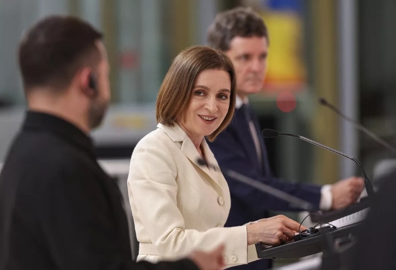 Parlamentul moldovean adoptă prin vot instaurarea stării de urgenţă, pe o perioadă de 60 de zile, începând de sâmbătă, în sectoarele energiei şi apei Dodon cere Guvernului ”să deschidă de urgenţă negocieri cu Rusia privind furnizarea de gaze naturale”
