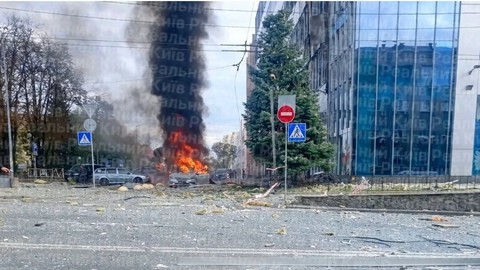 Cinci persoane au murit şi o clădire de birouri a luat foc după un nou atac cu drone asupra Kievului