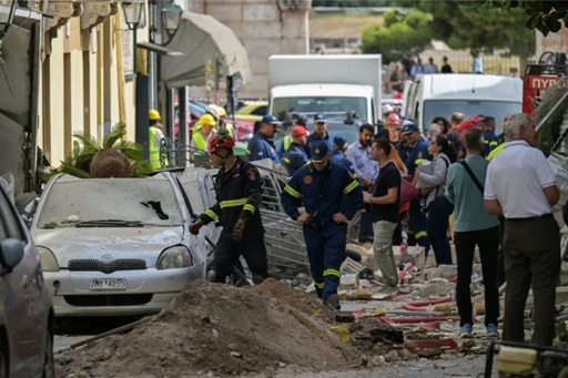 Cadavrul unei turiste, găsit după surparea unui imobil la Atena. Şase persoane date dispărute. Primarul Haris Doukas privilegiază pista unei scurgeri de gaze şi evocă o posibilă demolare a celor două clădiri vecine