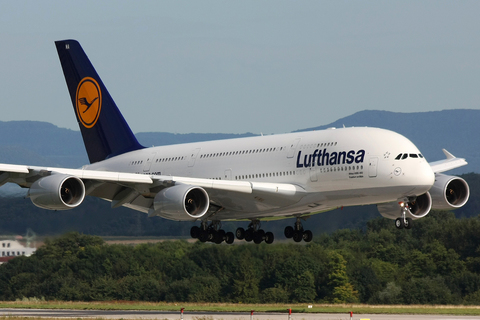 Incident în timpul unui zbor Frankfurt - Lisabona: O baterie externă a luat foc. Avionul a fost deviat către Lyon
