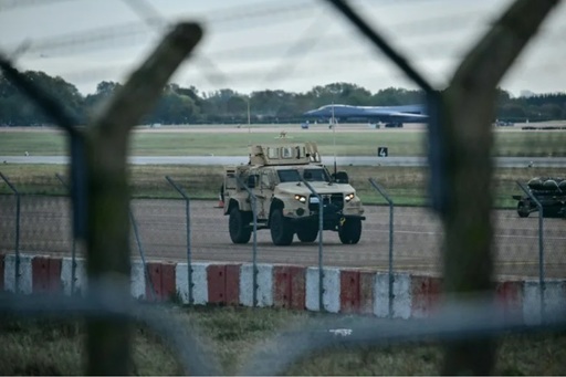 Poliţia antiteroristă britanică anchetează dacă Iranul se află la originea planului de atac al bazei Fairford în Anglia. ”Voiau să facă pagube mari bazei noastre”, afirmă Trump. O agricultoare care locuieşte în apropierea bazei a dat alerta. Poliţia militară nu a răspuns
