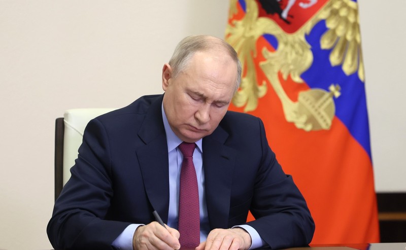 Vladimir Putin semnează un decret prin care sporește efectivele armatei. Rusia majorează, de asemenea, cheltuielile militare pentru 2027 cu 27%