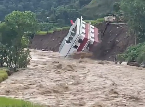 O clădire administrativă surpată într-un râu, în Nepal, în urma unei alunecări de teren