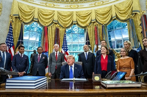 Trump, al cărui bilanţ economic este criticat înainte de midterms, anunţă ”cea mai mare” oţelărie din SUA, în Iowa, o investiţie  de 18 miliarde de dolari Mesabi Metallics. Economia americană ”n-a fost niciodată mai bună”
