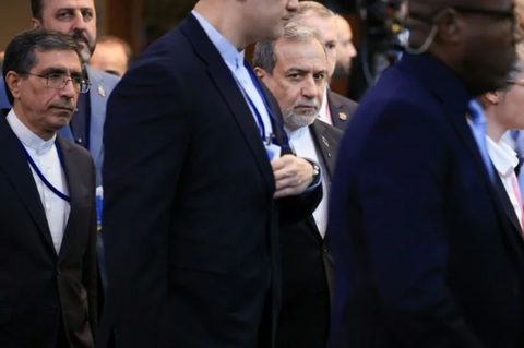 Abbas Araghchi îşi continuă foiletonul şi anunţă că aşteaptă un răspuns la planul său de redeschidere a Strâmtorii Ormuz de la SUA