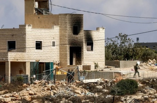 Peste 100 de colonişti israelieni atacă armata israeliană şi Poliţia de Frontieră, care escortau o familie de palestinieni înapoi la domiciliu, ocupat de către colonişti. Trei poliţişti israelieni de frontieră răniţi, baraje şi incendieri 