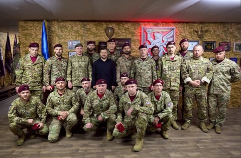 Zelenski anunţă că a vizitat şi decorat militari care luptă pe front şi au recâştigat teren, în sectorul Lîman, în Operaţiunea Vivaldi