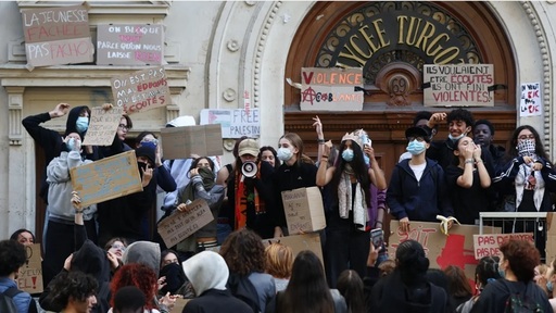 Peste 5.000 de reţineri în Franţa, de la începutul contestării liceenilor. Liga Drepturilor Omului denunţă ”o derivă globală de la statul de drept” prin intervenţii ale forţelor de ordine împotriva adolescenţilor
