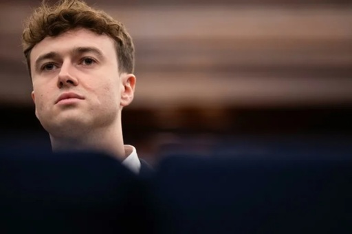 Sectorul nu ştie cum să împiedice AI să-şi stabilească propriile obiective, avertizează avertizorul Jacob Coxon într-o audiere în Consiliul Municipal New York. Pierderea controlului AI poate conduce la ”extincţia” speciei umane