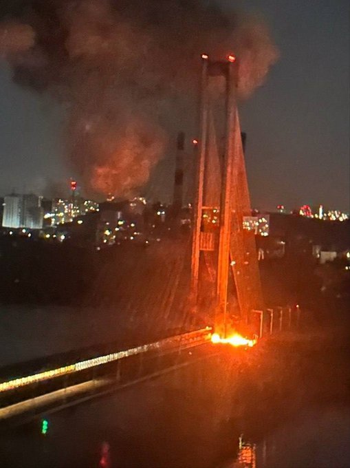 Resturi ale unei drone ruseşti cad peste Kiev şi incendiază maşini
