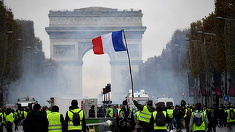 Zeci de mii de persoane sunt aşteptate la protestele din Paris, pe măsură ce sindicatele se alătură elevilor