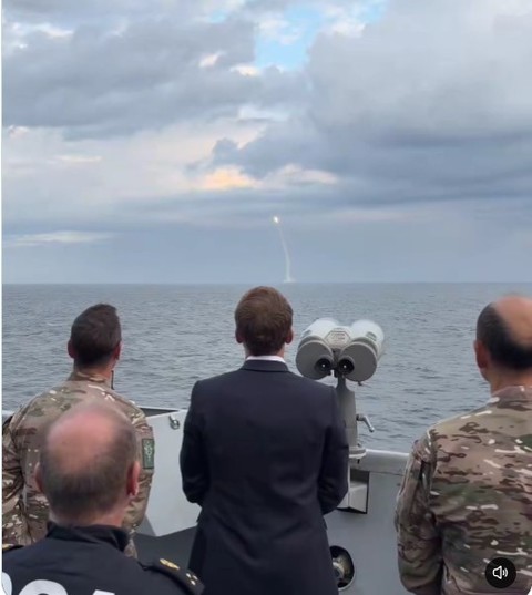 Franţa a efectuat un exerciţiu de lansare a unei rachete nucleare M51 de pe un submarin, la care a asistat şi preşedintele Emmanuel Macron - VIDEO