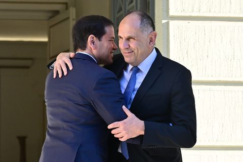 Marco Rubio şi-a început vizita în Grecia, în plin scandal după dezvăluirea unor presupuse ameninţări la adresa guvernului elen din partea ambasadoarei SUA Kimberly Guilfoyle 