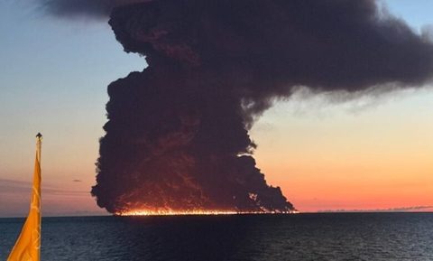 Rusia anunţă un atac asupra unui petrolier din Marea Neagră, care a luat foc. Echipajul a fost salvat