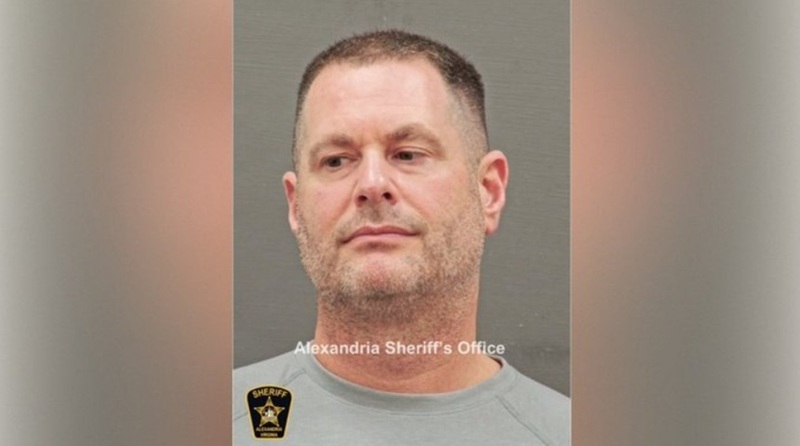 Un fost agent CIA, David Rush, pledează vinovat, într-o înţelegere cu procuratura, cu privire la deturnarea a 194 mil $ Pedeapsa, la 28 ianuarie Riscă 20 de ani de închisoare, o amendă şi restituirea bunurilor deturnate, proprietăţi, lingouri de aur, c
