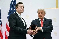 Trump îl decorează pe Musk cu o medalie ştiinţifică şi-l cataloghează drept o ”comoară naţională”