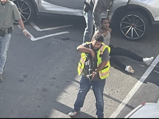 Bărbat împuşcat de agenţii ICE în timpul unei operaţiuni în New York City / În maşină se afla un copil de 5 ani / Newyorkezii sunt revoltaţi - VIDEO