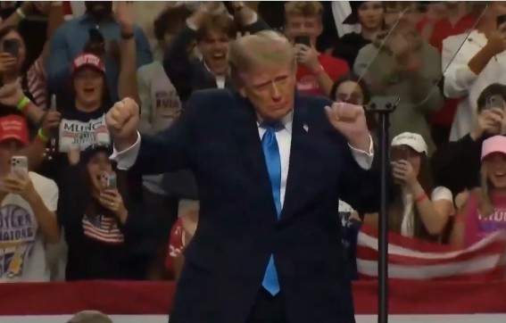 Donald Trump, criticat după ce i s-a văzut eticheta sacoului: Susţinătorul „America First” purta un costum ieftin al unui brand ce produce în Asia