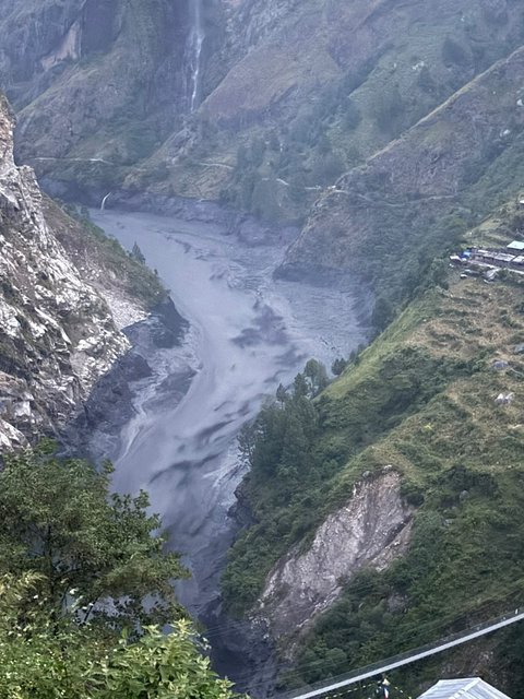 Nepalul îndeamnă locuitorii să evacueze după inundaţiile provocate de o alunecare de teren - VIDEO