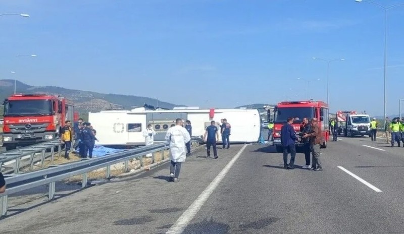 Cel puţin 11 morţi şi 27 de răniţi după ce un autocar s-a ciocnit cu un camion pe drumul dintre Bursa şi Izmir - FOTO