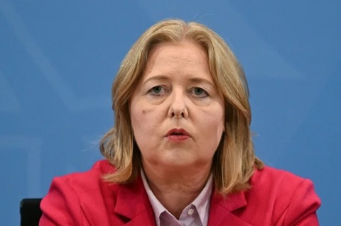 Coaliţia lui Merz, fragilizată şi mai mult de o dubla demisie bruscă a lui Bärbel Bas, din funcţia de ministru al Muncii şi copreşedintă a SPD. Succesorul său, Alexander Schweitzer, alt vicepreşedinte SPD, moşteneşte reformele pe care Bas este acuzată că 