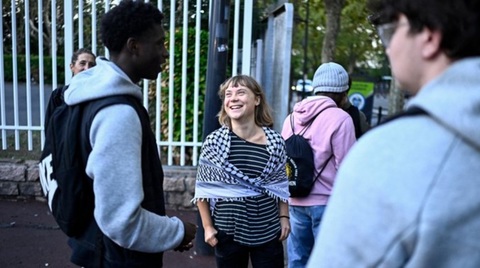 ”Vom lupta pentru acest viitor care ne este furat”, denunţă, în faţa Liceului Paul-Eluard, la Saint-Denis, cu un keffiyeh palestinian pe umeri, Greta Thunberg. Aproximativ 20 de avocaţi, veniţi să organizeze ”un lanţ în robă pentru a proteja liceenii” de 