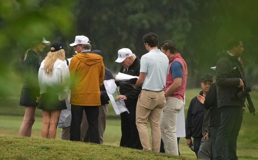 Planul lui Trump de renovare a terenului de golf East Potomac de la Washington, suspendat de urgenţă după tăierea a sute de arbori şi necomunicarea intenţiei de a tăia alte sute