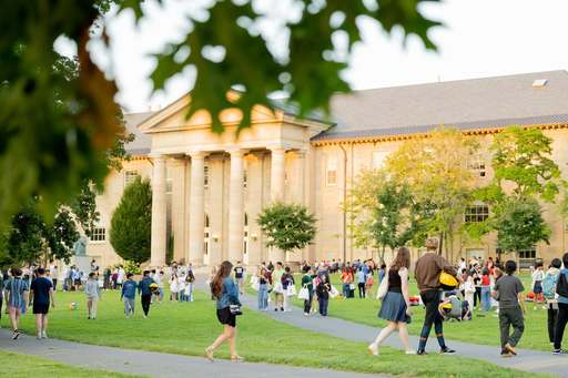 Universitatea Cornell suspendă petrecerile din cadrul frăţiilor şi încredinţează Poliţiei statale rolul de a investiga sesizările privind agresiunile sexuale din campus