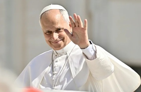 Papa Leon al XVI-lea a petrecut o noapte ”liniştită” după ce a fost operat de cancer pulmonar. A cerut să ia cina după operaţie