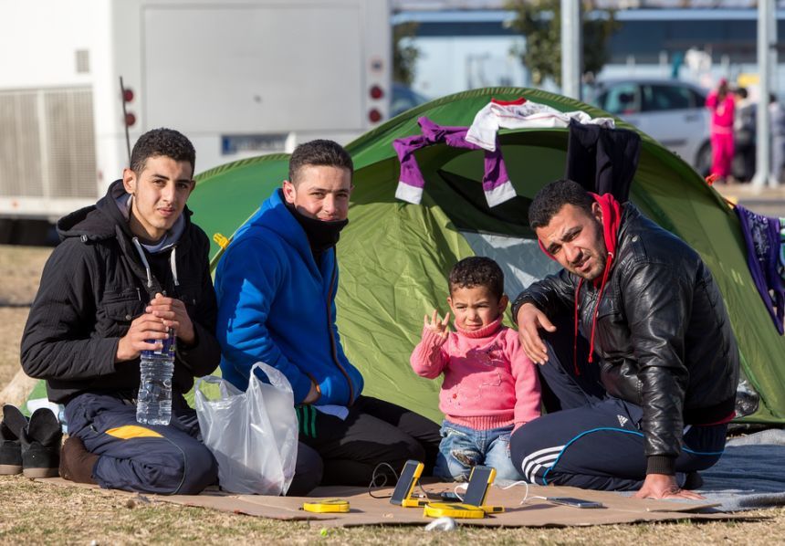 Macedonia a închis graniţa pentru refugiaţii afgani; mii de imigranţi blocaţi în Grecia. VIDEO
