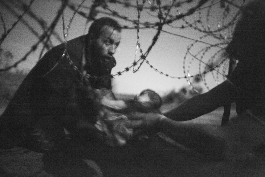 O imagine cu bebeluşul unor refugiaţi, realizată la graniţa sârbo-maghiară, a câştigat concursul World Press Photo