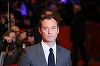 Jude Law a participat la un spectacol organizat în tabăra de refugiaţi din Calais. VIDEO