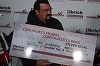 Steven Seagal, aflat la Constanţa pentru filmări, a ajutat o familie să îşi refacă locuinţa distrusă de incendiu. FOTO