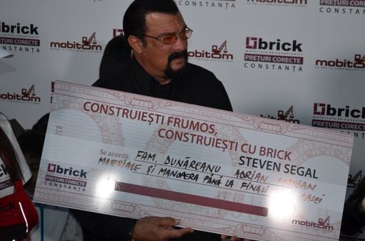 Steven Seagal, aflat la Constanţa pentru filmări, a ajutat o familie să îşi refacă locuinţa distrusă de incendiu. FOTO