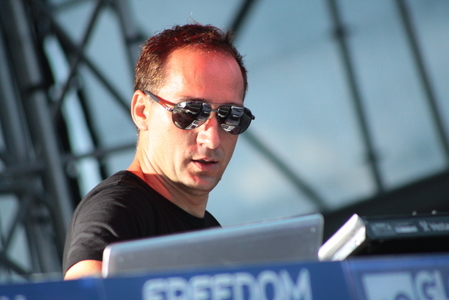 DJ-ul Paul van Dyk a fost spitalizat de urgenţă, după ce a căzut de pe scenă în timpul unui concert