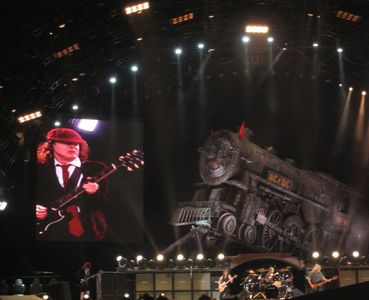 Trupa AC/DC îşi întrerupe turneul nord-american, deoarece solistul ei riscă să îşi piardă auzul