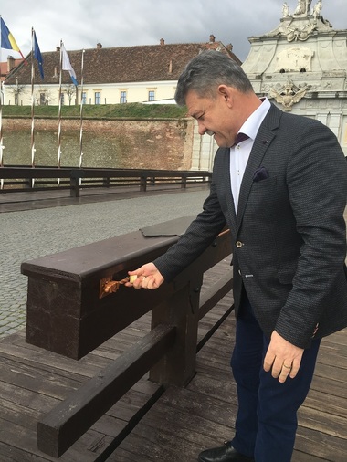 Îndrăgostiţii care vin la Alba Iulia îşi pot ”pecetlui” simbolic dragostea, prinzând lacăte pe două din podurile Cetăţii